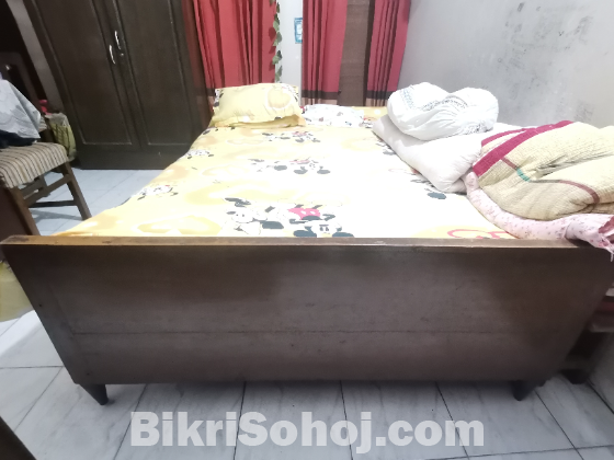 কাঠের আলমারি, খাট ও পড়ার টেবিল